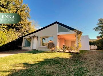 Casa de 4 ambientes, Pilar · Venta / Alquiler | Chalet Acogedor en Ubicación Destacada | Los Lagartos C. C