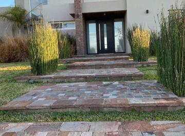 Casa · 285m² · 4 Ambientes · Casa Al Lago en El Canton