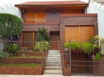 Casa · 300m² · 6 Ambientes · Casa en 3 Plantas 4 Dorm., 3 Baños y Cochera P/4 Autos