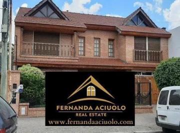 Casa · 281m² · 5 Ambientes · 3 Cocheras · Hermosa Chalet con Pileta en Venta en Villa Luzuriaga