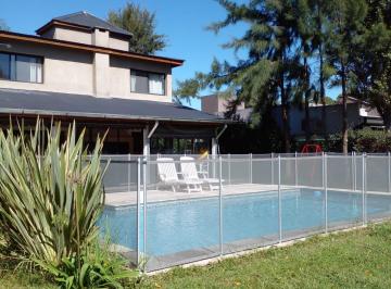 Casa de 4 ambientes, Presidente Perón · Casa con Piscina Sobre Gran Parque en Barrio Las Naciones