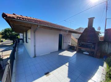 Casa · 200m² · 3 Ambientes · 1 Cochera · Casa Tipo PH, con Locales, en Venta.