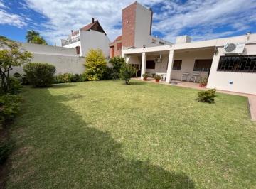 Casa · 175m² · 5 Ambientes · 1 Cochera · Casa en Venta Rogelio Martínez Patio 4 Dorm