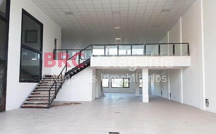 Local comercial · 1175m² · 18 Cocheras