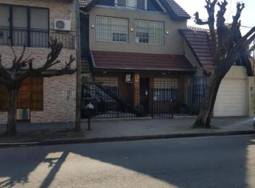 Casa · 240m² · 6 Ambientes · 2 Cocheras · Hermoso Chalet Multifamiliar en Venta
