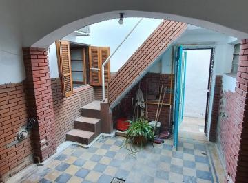 Casa · 75m² · 4 Ambientes · Casa - Pasillo - 2 Dorm. - Terraza Amplia C/ Parrillero - Alquilada