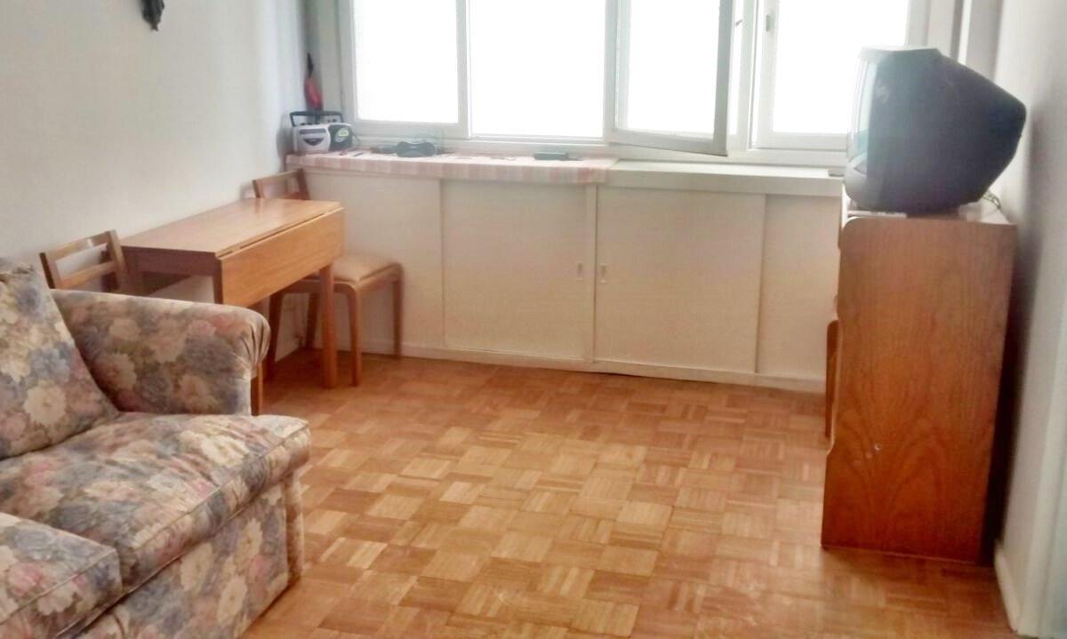 Departamento de 1 ambiente en muy buen estado, Cuenta con piso de parquet, baño completo y cocina. Excelente zona microcentro muy luminoso.