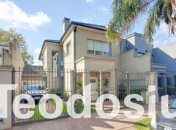 Casa de 4 ambientes, Lanús · Espectacular Casa con Parque y Piscina!