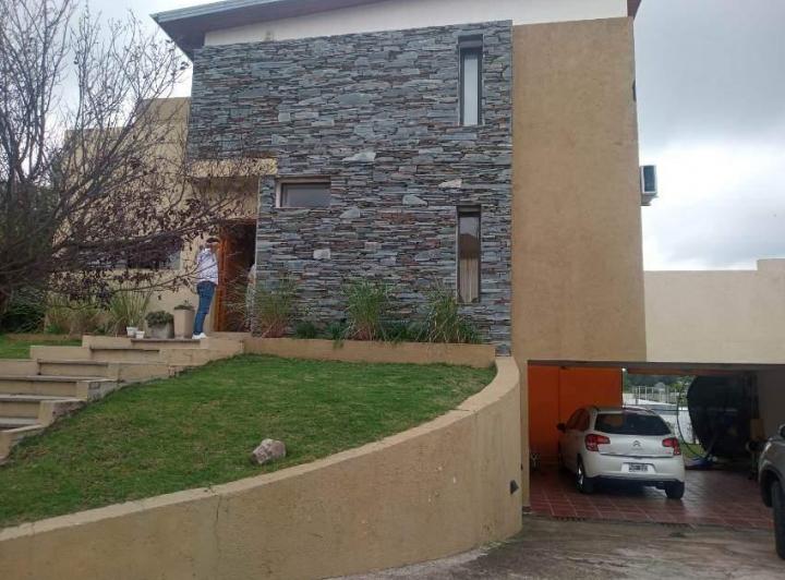 Casa · 240m² · 4 Ambientes