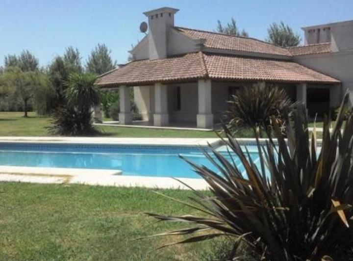 Casa · 320m² · 4 Ambientes · 2 Cocheras