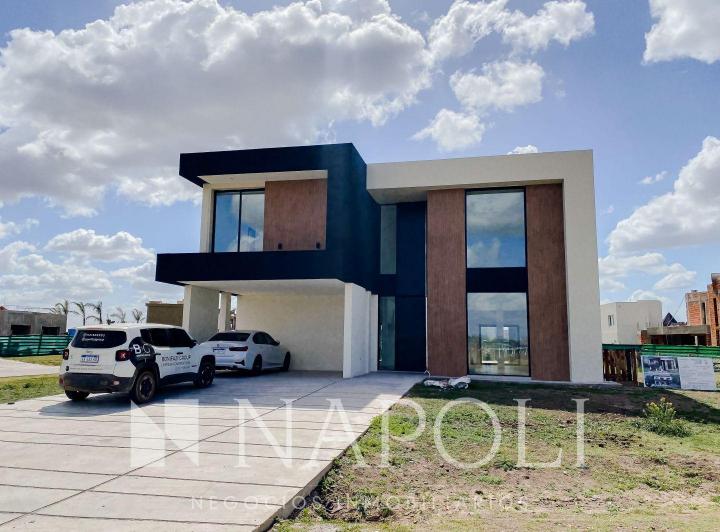 Casa · 251m² · 7 Ambientes · 2 Cocheras