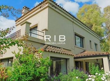 Casa de 9 ambientes, Pilar · Impecable Propiedad Estilo Neoclásico - en Venta con Renta