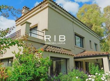 Casa · 300m² · 9 Ambientes · 2 Cocheras · Impecable Propiedad Estilo Neoclásico