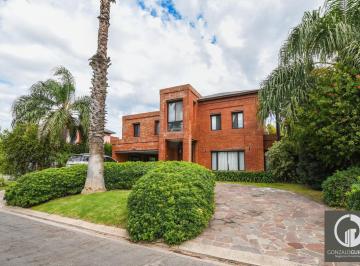 Casa · 358m² · 7 Ambientes · 2 Cocheras · Casa de 3 Dorm. en Venta con Pileta en Barrio Cerrado Funes