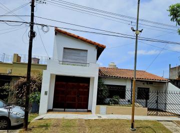Casa · 120m² · 4 Ambientes · 3 Cocheras · Casa Lote Propio 10 X 22 m.