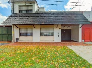 Casa · 135m² · 6 Ambientes · 1 Cochera · Casa Venta 4 Dorm. - Alberdi - Excelente Estado. Opotunidad