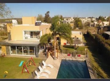 Casa de 8 ambientes, Unquillo · Increible Casa Tipo Duplex en B° Cerrado