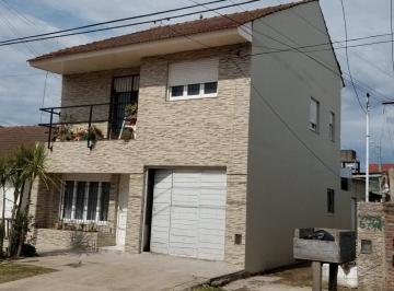 Casa · 140m² · 5 Ambientes · 1 Cochera · Retasado! PH 5 Amb C/ Garage y Quincho