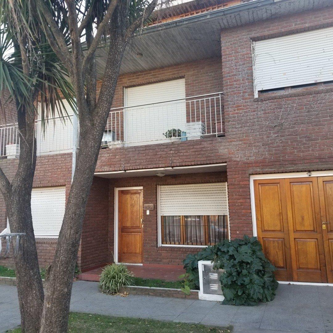 Chalet 4 amb, 290m² con garage y parque — Belgrano