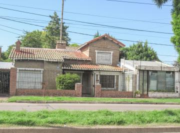 Casa · 262m² · 5 Ambientes · 1 Cochera · Casa en Barrio Fisherton, Sobre Av Córdoba. (Ideal Comercial)