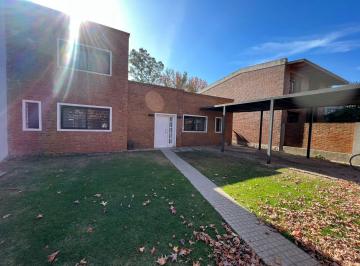 Casa · 200m² · 4 Ambientes · 1 Cochera · Casa en Venta, Pje. Timbó 8800