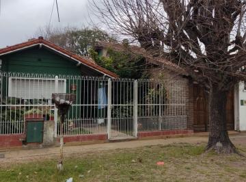 Casa de 3 ambientes, Lomas de Zamora · Chalet de 3 Amb, Muy Amplios. -