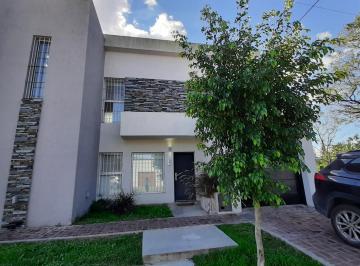 Casa · 187m² · 4 Ambientes · 2 Cocheras · Destacada Casa en Venta Campana