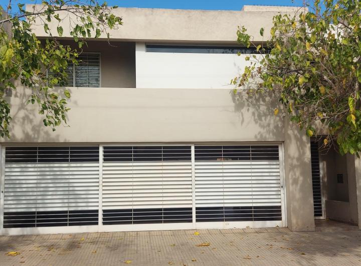 Casa · 110m² · 6 Ambientes · 1 Cochera