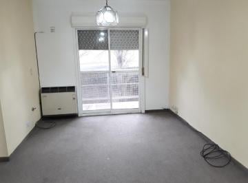 Living comedor alfombrado. con balcón hacia Mitre · Departamento de Dos Ambientes en Venta y Alquiler. Retasado!