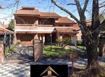 Casa · 450m² · 6 Ambientes · 2 Cocheras · Importante Chalet de Excelente Ubicacion en Monte Grande. Ideal Desarrollistas