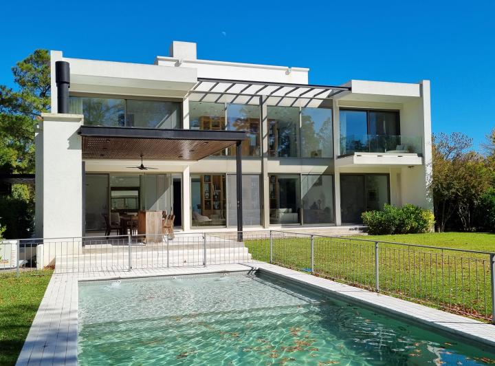 Casa · 330m² · 7 Ambientes · 2 Cocheras