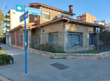 Casa · 200m² · 5 Ambientes · 2 Cocheras · Chalet de Categoría en Santos Lugares