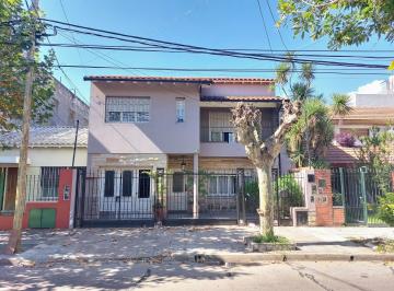 Casa · 250m² · 5 Ambientes · 1 Cochera · Chalet en Venta en Villa Sarmiento