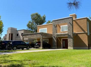 Frente · Venta de Casa, 4 Dorm. en "Miralagos"