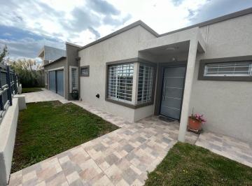 Casa · 250m² · 5 Ambientes · 3 Cocheras · Venta Casa 3 Dorm. - Fernández Oro - Barrio Piedras Blancas