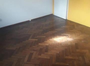 Oficina comercial de 1 ambiente, Vicente López · Excelente Oficina en Planta Alta. Sin Expensas,1er Piso por Escalera, con Cocina y Baño