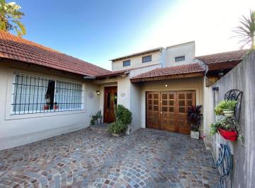 Casa · 230m² · 4 Ambientes · 3 Cocheras · Casa en Venta - Castelar Norte
