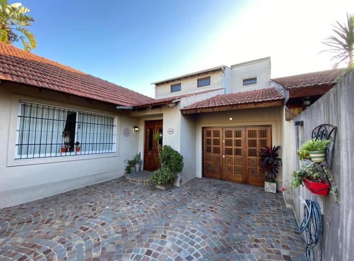 Casa · 230m² · 4 Ambientes · 3 Cocheras