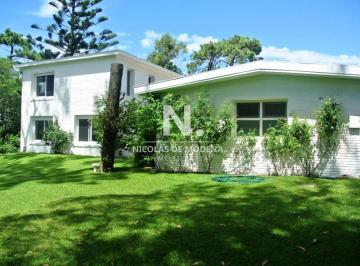 Foto1 · Vende Casa en Excelente Zona, de 5 Dorm. en Brava Punta del Este