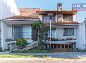 Casa · 218m² · 5 Ambientes · Chalet de 5 Ambientes con Parque