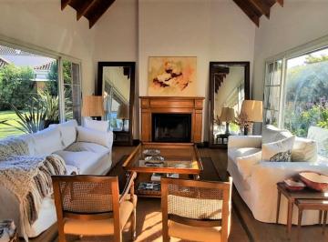 Casa · 240m² · Barrio Las Beatrices