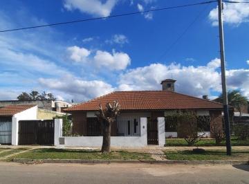 Casa de 5 ambientes, Malvinas Argentinas · Amplio Chalet de 6 Ambientes con Piscina Sobre Lote de 750 m²
