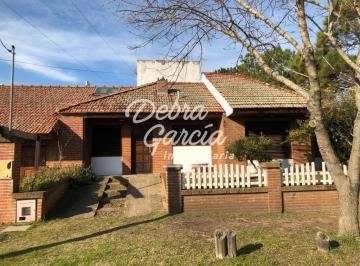 Casa · 275m² · 5 Ambientes · 1 Cochera · Casa en Venta de Cuatro Ambientes con Pileta y Quincho Cubierto Sobre Lote de 900 m² - Oportunidad