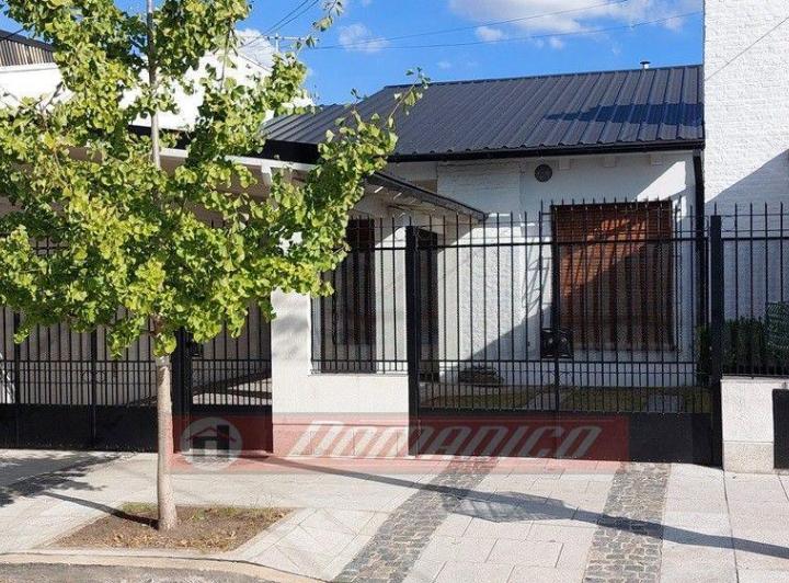 Casa · 270m² · 4 Ambientes · 2 Cocheras