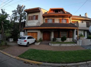 Casa · 315m² · 5 Ambientes · 2 Cocheras · Chalet en Venta en Villa Sarmiento