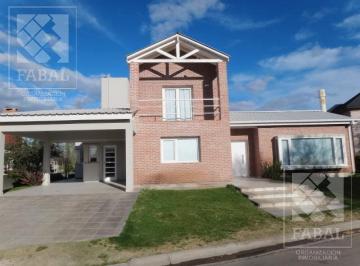 Casa · 264m² · 6 Ambientes · 2 Cocheras · Casa Venta Comahue Golf Club, 3 Dorm., 4 Baños, Jardín y Cochera