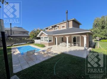Casa · 210m² · 7 Ambientes · 4 Cocheras · Casa Venta La Comarca, Centenario, 3/4 Dorm., 3 Baños, Cochera y Jardín con Pileta