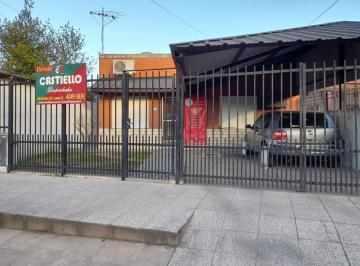 Casa de 4 ambientes, Lanús · Casa 4 Amb. C/ Jardin Al Fte, Entrada P/ Auto y 2 Patios