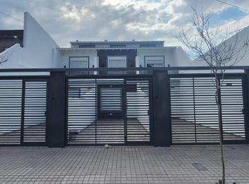Casa · 125m² · 3 Ambientes · 1 Cochera · Triplex en Venta en Ramos Mejia