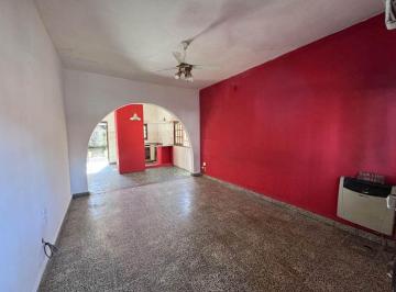 Casa en 1 planta. Jardín al frente. Living comedor. Cocina con pared divisoria p · Casa 3 Amb - Fondo - Garage. Vende, Quilmes Oeste